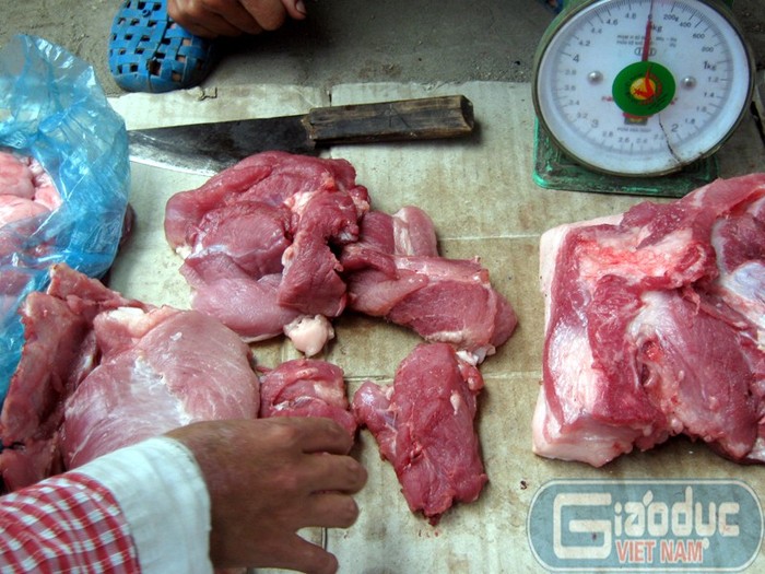 Thịt lợn ôi được bày bán sơ sài trên những miếng bìa các tông rất mất vệ sinh